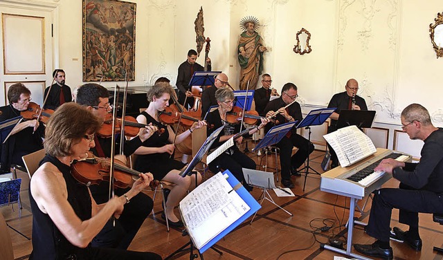 Das Salonorchester Waldkirch im Barocksaal des Museums   | Foto: Lorenz