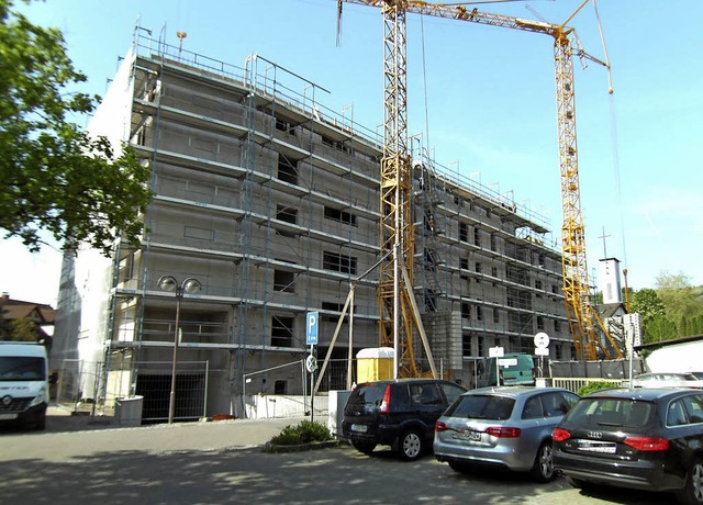 Der Neubau hinter dem Wehrahof wurde kontrovers diskutiert.   | Foto: Ernst Brugger