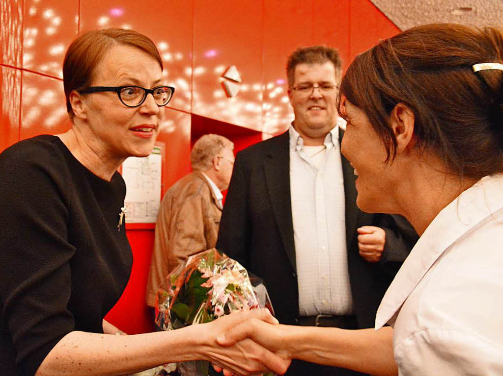 Susanne Schreiber gratuliert Monika Neuhfer-Avdic