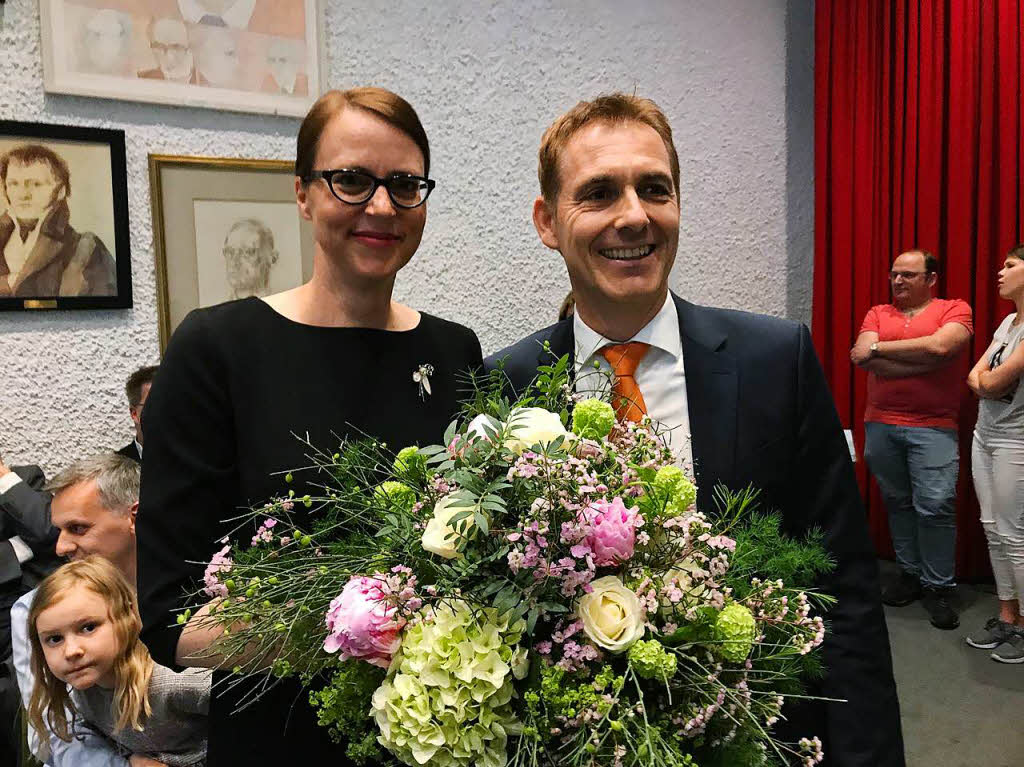 Monika Neuhfer-Avdic mit Blumen und Oberbrgermeister Jrg Lutz