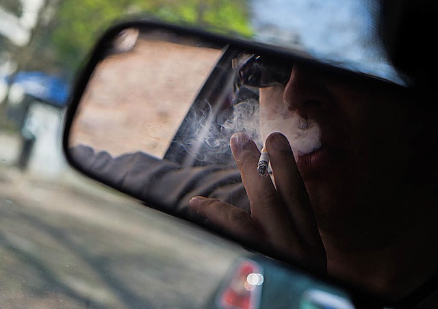 Ungesund, ablenkend  und zuweilen bran...hrlich: Rauchen hinter dem Autosteuer   | Foto: Franziska Gabbert (dpa)
