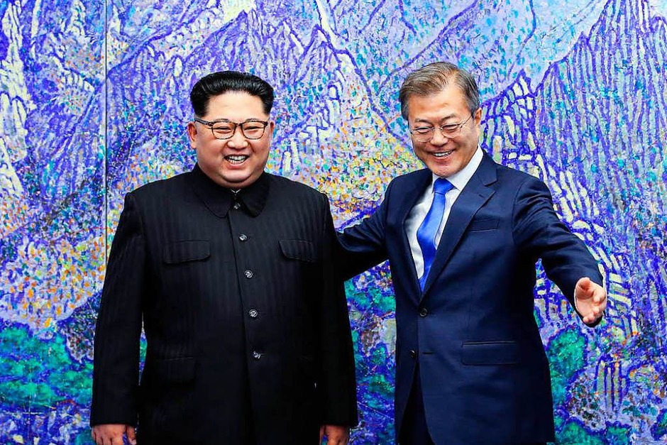 Als erster nordkoreanischer Führer seit dem Ende des Korea-Krieges vor 65 Jahren hat Kim Jong Un die Grenze nach Südkorea überquert. Der Machthaber wurde an der Demarkationslinie im Grenzdorf Panmunjom von Südkoreas Präsident Moon Jae In zu ihrem ersten Gipfeltreffen empfangen. (Foto: AFP) Als erster nordkoreanischer Führer seit dem Ende des Korea-Krieges vor 65 Jahren hat Kim Jong Un die Grenze nach Südkorea überquert. Der Machthaber wurde an der Demarkationslinie im Grenzdorf Panmunjom von Südkoreas Präsident Moon Jae In zu ihrem ersten Gipfeltreffen empfangen. (Foto: AFP)