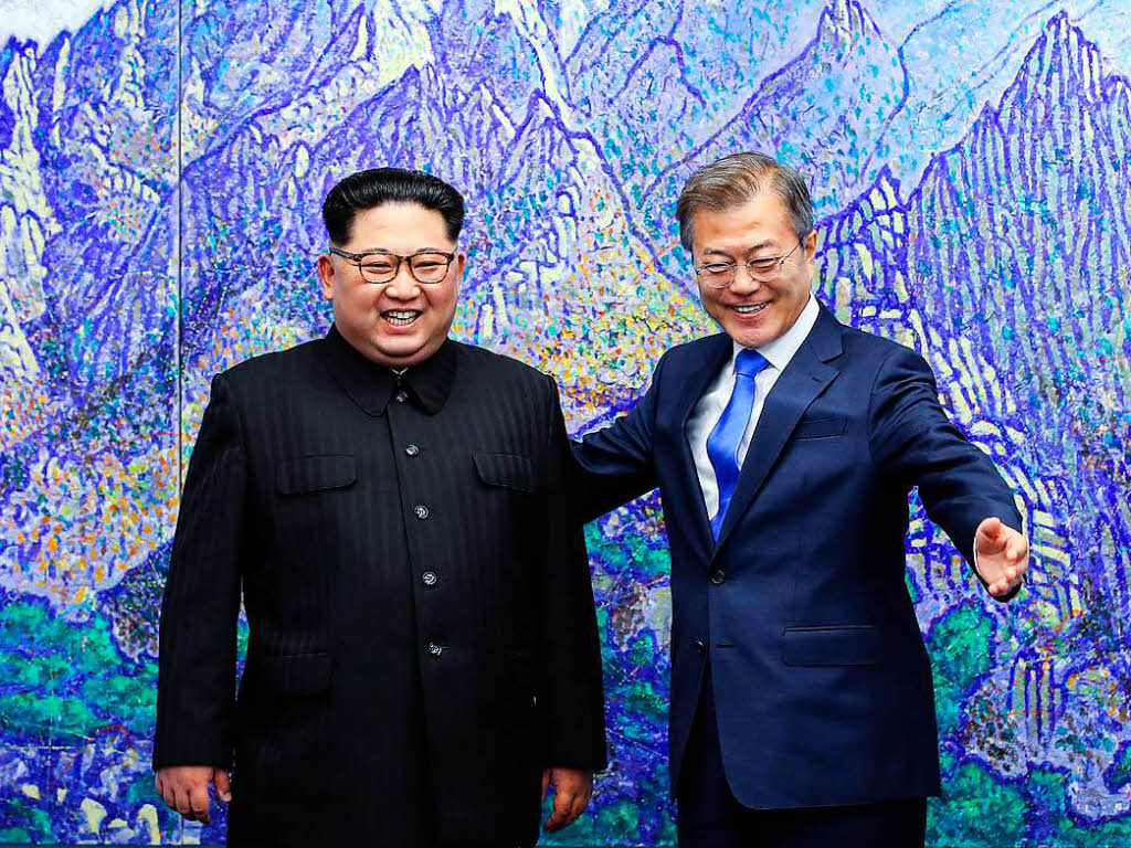 Als erster nordkoreanischer Fhrer seit dem Ende des Korea-Krieges vor 65 Jahren hat Kim Jong Un die Grenze nach Sdkorea berquert. Der Machthaber wurde an der Demarkationslinie im Grenzdorf Panmunjom von Sdkoreas Prsident Moon Jae In zu ihrem ersten Gipfeltreffen empfangen.