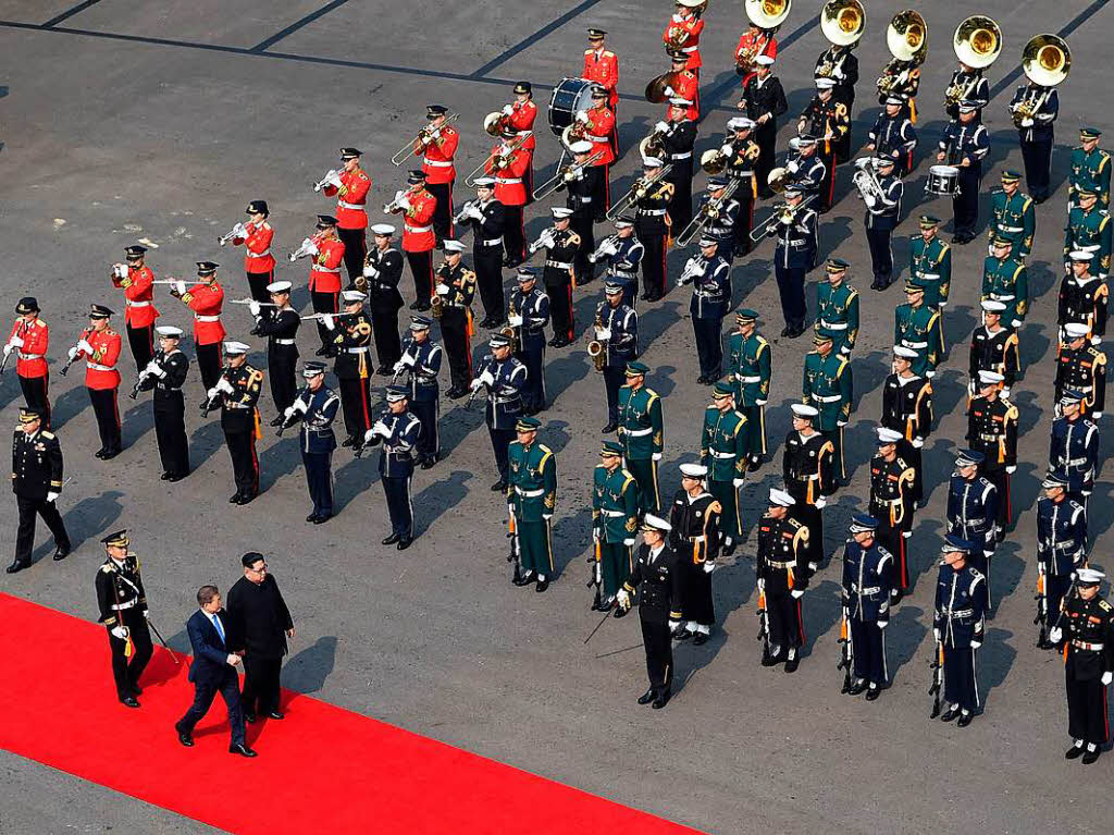 Als erster nordkoreanischer Fhrer seit dem Ende des Korea-Krieges vor 65 Jahren hat Kim Jong Un die Grenze nach Sdkorea berquert. Der Machthaber wurde an der Demarkationslinie im Grenzdorf Panmunjom von Sdkoreas Prsident Moon Jae In zu ihrem ersten Gipfeltreffen empfangen.