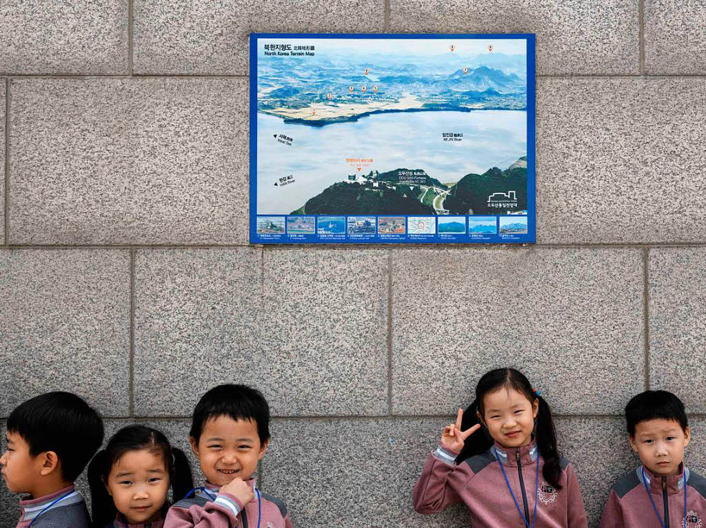 Als erster nordkoreanischer Fhrer seit dem Ende des Korea-Krieges vor 65 Jahren hat Kim Jong Un die Grenze nach Sdkorea berquert. Der Machthaber wurde an der Demarkationslinie im Grenzdorf Panmunjom von Sdkoreas Prsident Moon Jae In zu ihrem ersten Gipfeltreffen empfangen.