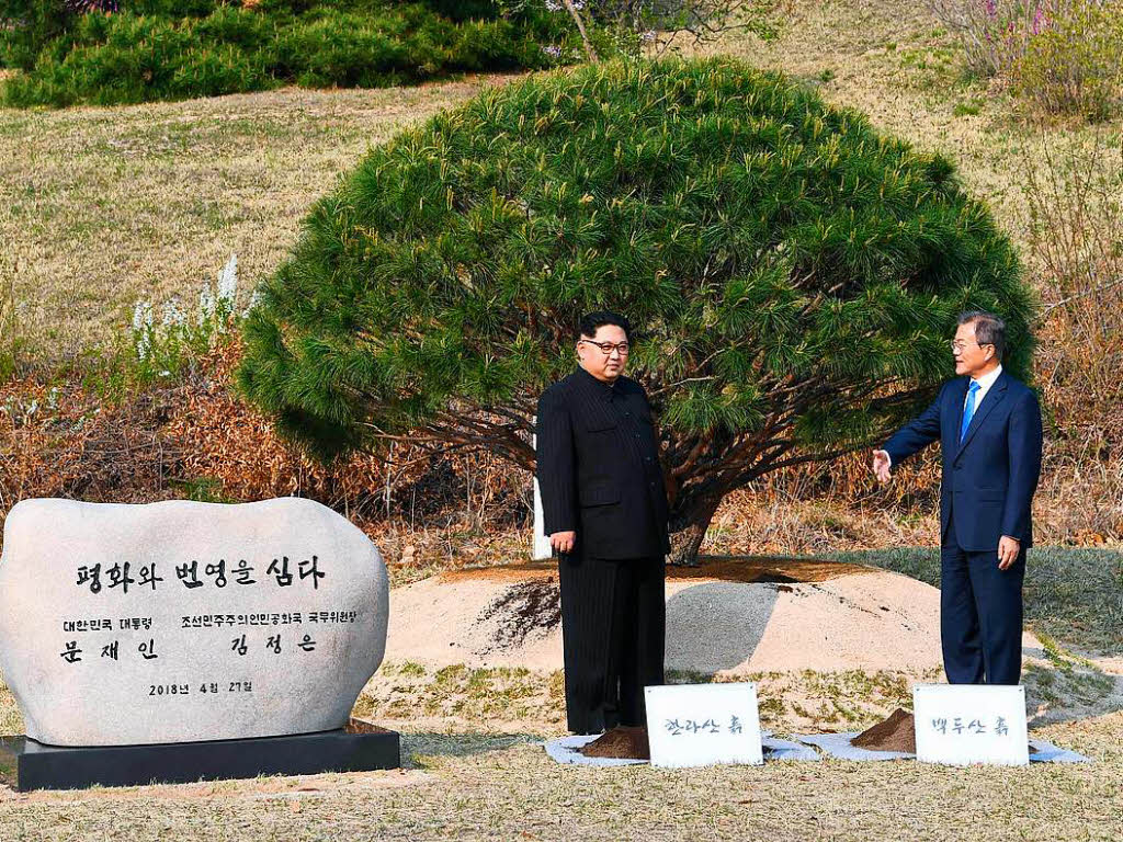 Als erster nordkoreanischer Fhrer seit dem Ende des Korea-Krieges vor 65 Jahren hat Kim Jong Un die Grenze nach Sdkorea berquert. Der Machthaber wurde an der Demarkationslinie im Grenzdorf Panmunjom von Sdkoreas Prsident Moon Jae In zu ihrem ersten Gipfeltreffen empfangen.