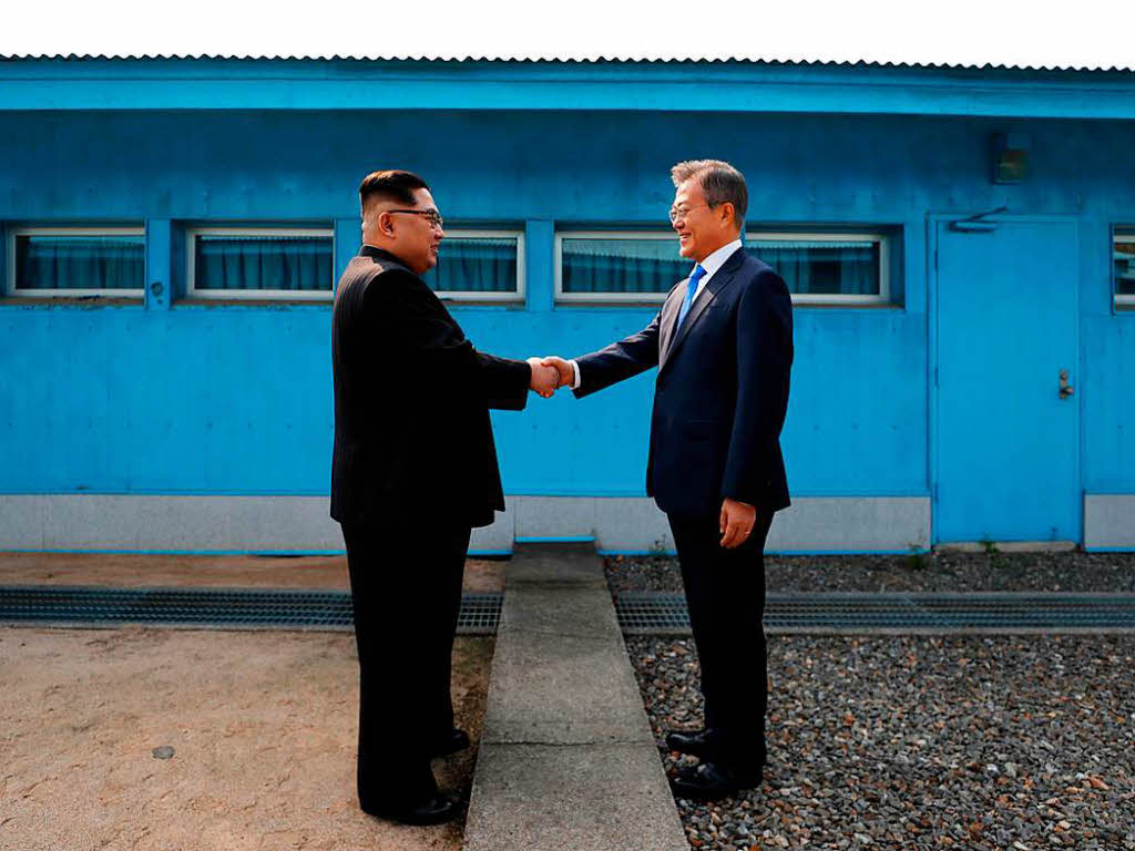 Als erster nordkoreanischer Fhrer seit dem Ende des Korea-Krieges vor 65 Jahren hat Kim Jong Un die Grenze nach Sdkorea berquert. Der Machthaber wurde an der Demarkationslinie im Grenzdorf Panmunjom von Sdkoreas Prsident Moon Jae In zu ihrem ersten Gipfeltreffen empfangen.