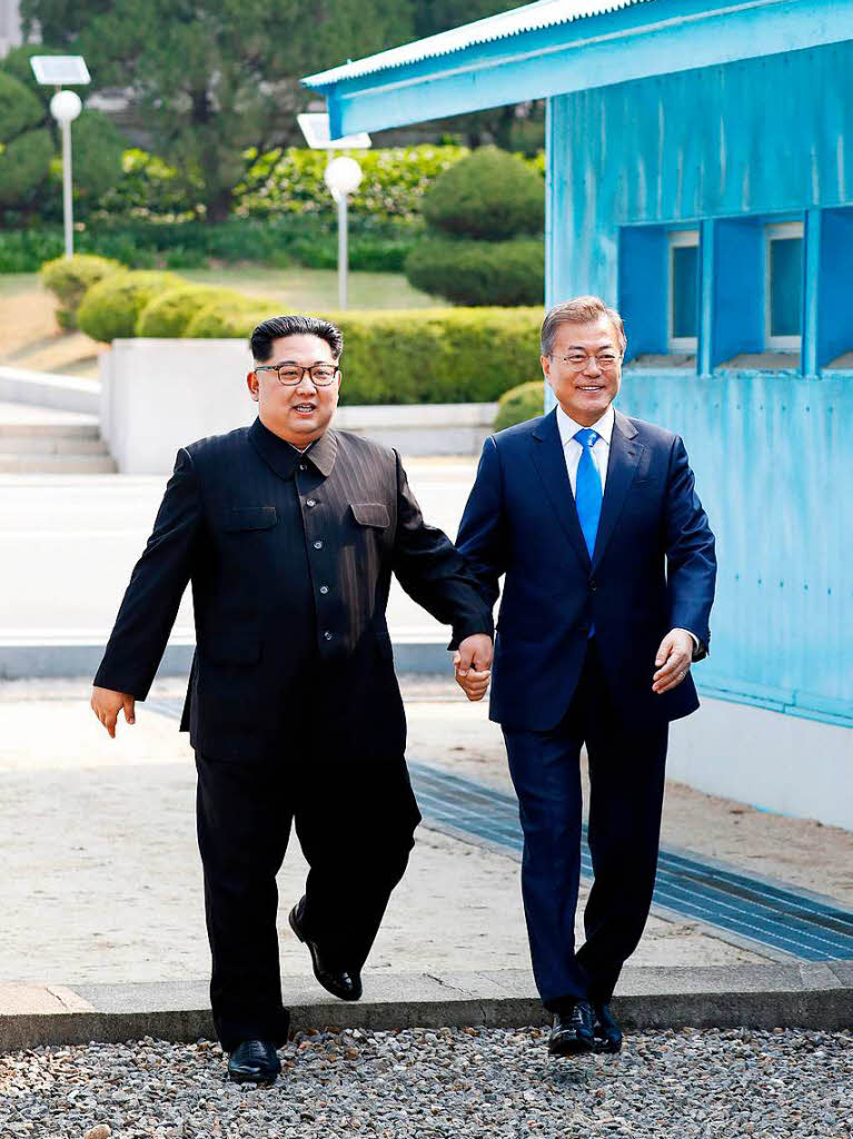 Als erster nordkoreanischer Fhrer seit dem Ende des Korea-Krieges vor 65 Jahren hat Kim Jong Un die Grenze nach Sdkorea berquert. Der Machthaber wurde an der Demarkationslinie im Grenzdorf Panmunjom von Sdkoreas Prsident Moon Jae In zu ihrem ersten Gipfeltreffen empfangen.