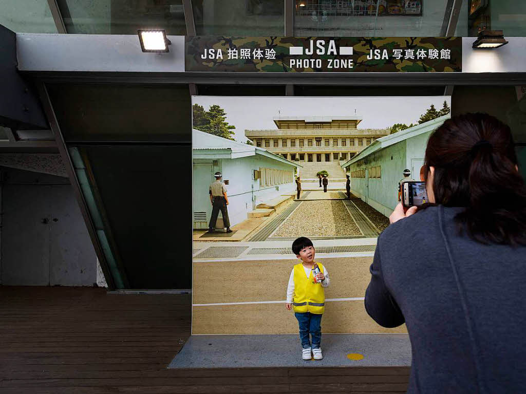 Als erster nordkoreanischer Fhrer seit dem Ende des Korea-Krieges vor 65 Jahren hat Kim Jong Un die Grenze nach Sdkorea berquert. Der Machthaber wurde an der Demarkationslinie im Grenzdorf Panmunjom von Sdkoreas Prsident Moon Jae In zu ihrem ersten Gipfeltreffen empfangen.