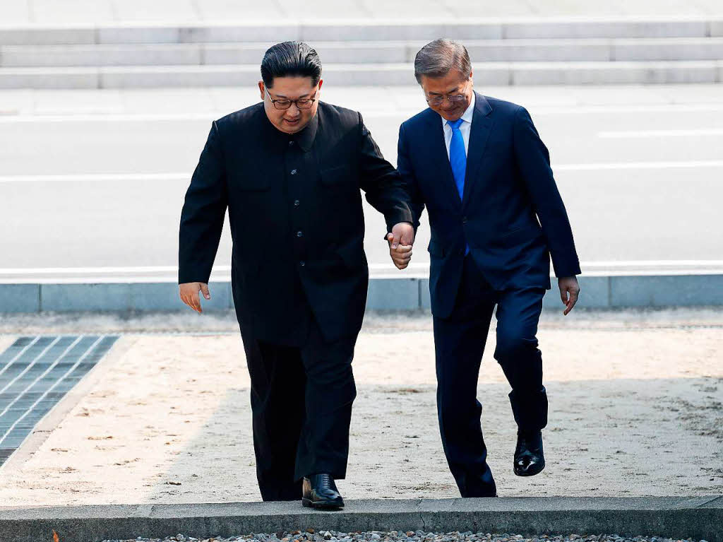 Als erster nordkoreanischer Fhrer seit dem Ende des Korea-Krieges vor 65 Jahren hat Kim Jong Un die Grenze nach Sdkorea berquert. Der Machthaber wurde an der Demarkationslinie im Grenzdorf Panmunjom von Sdkoreas Prsident Moon Jae In zu ihrem ersten Gipfeltreffen empfangen.