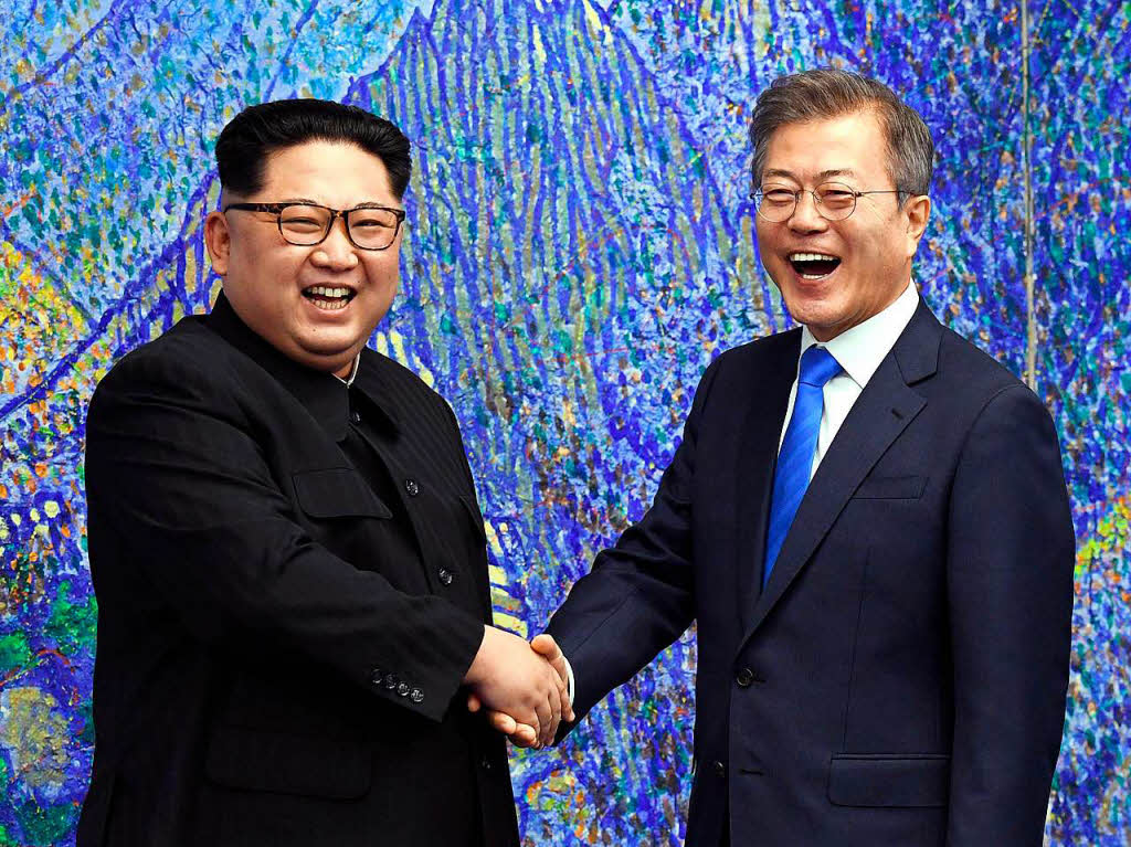 Als erster nordkoreanischer Fhrer seit dem Ende des Korea-Krieges vor 65 Jahren hat Kim Jong Un die Grenze nach Sdkorea berquert. Der Machthaber wurde an der Demarkationslinie im Grenzdorf Panmunjom von Sdkoreas Prsident Moon Jae In zu ihrem ersten Gipfeltreffen empfangen.