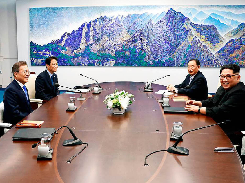 Als erster nordkoreanischer Fhrer seit dem Ende des Korea-Krieges vor 65 Jahren hat Kim Jong Un die Grenze nach Sdkorea berquert. Der Machthaber wurde an der Demarkationslinie im Grenzdorf Panmunjom von Sdkoreas Prsident Moon Jae In zu ihrem ersten Gipfeltreffen empfangen.