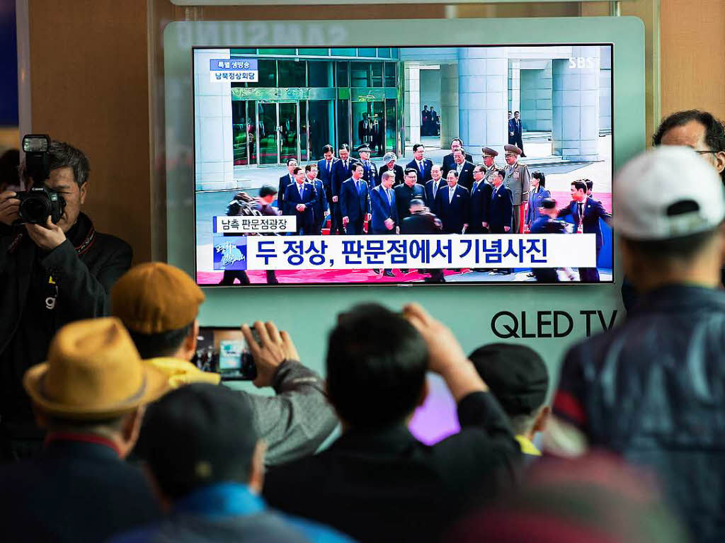 Als erster nordkoreanischer Fhrer seit dem Ende des Korea-Krieges vor 65 Jahren hat Kim Jong Un die Grenze nach Sdkorea berquert. Der Machthaber wurde an der Demarkationslinie im Grenzdorf Panmunjom von Sdkoreas Prsident Moon Jae In zu ihrem ersten Gipfeltreffen empfangen.