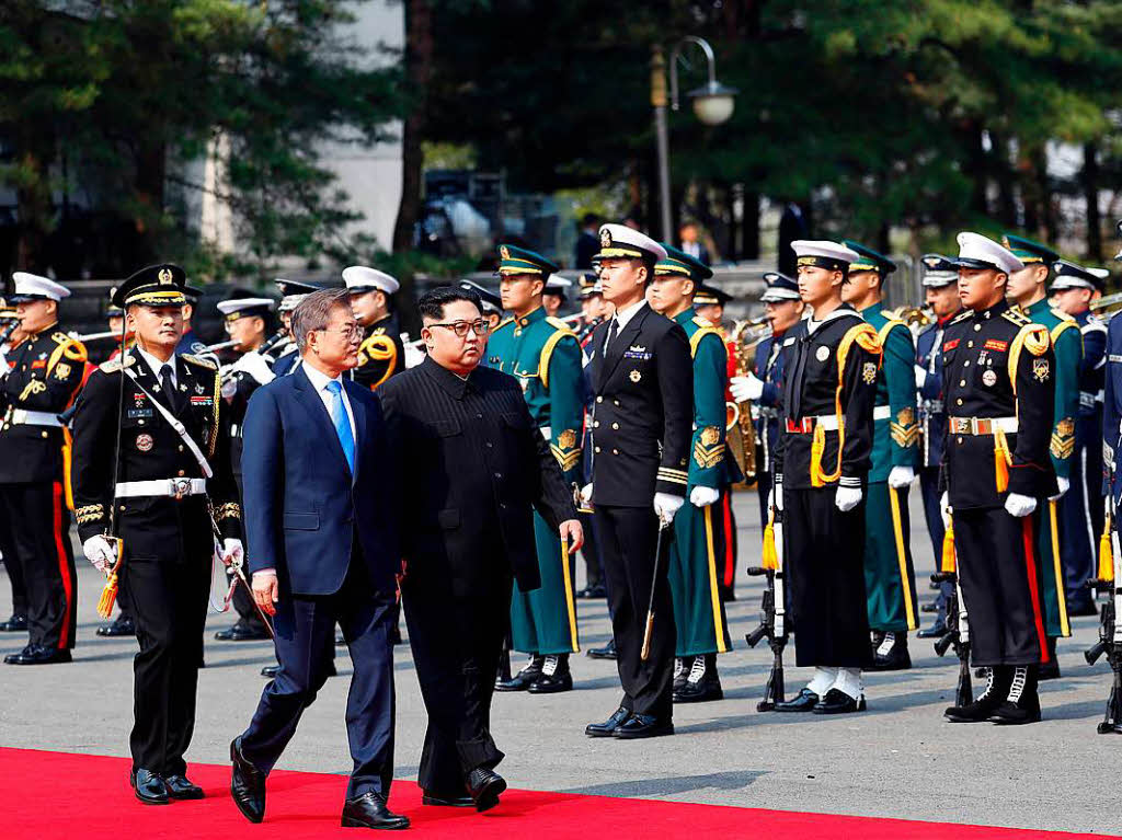 Als erster nordkoreanischer Fhrer seit dem Ende des Korea-Krieges vor 65 Jahren hat Kim Jong Un die Grenze nach Sdkorea berquert. Der Machthaber wurde an der Demarkationslinie im Grenzdorf Panmunjom von Sdkoreas Prsident Moon Jae In zu ihrem ersten Gipfeltreffen empfangen.