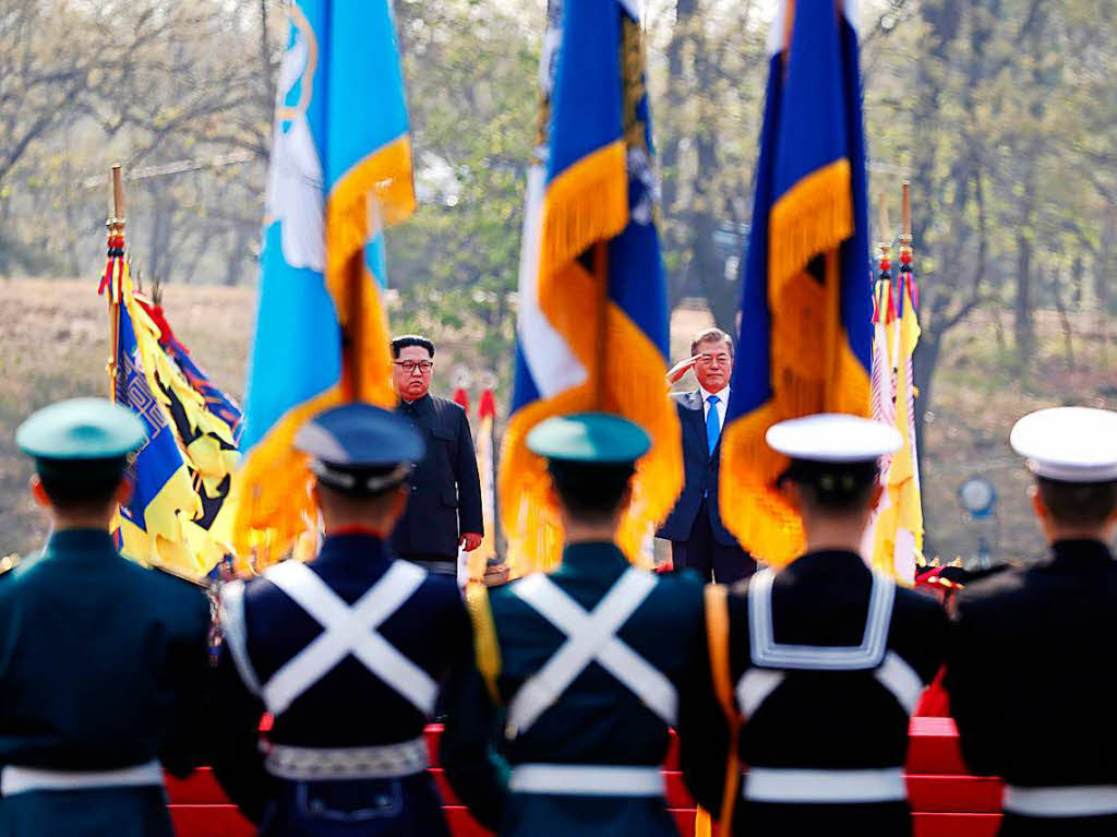 Als erster nordkoreanischer Fhrer seit dem Ende des Korea-Krieges vor 65 Jahren hat Kim Jong Un die Grenze nach Sdkorea berquert. Der Machthaber wurde an der Demarkationslinie im Grenzdorf Panmunjom von Sdkoreas Prsident Moon Jae In zu ihrem ersten Gipfeltreffen empfangen.