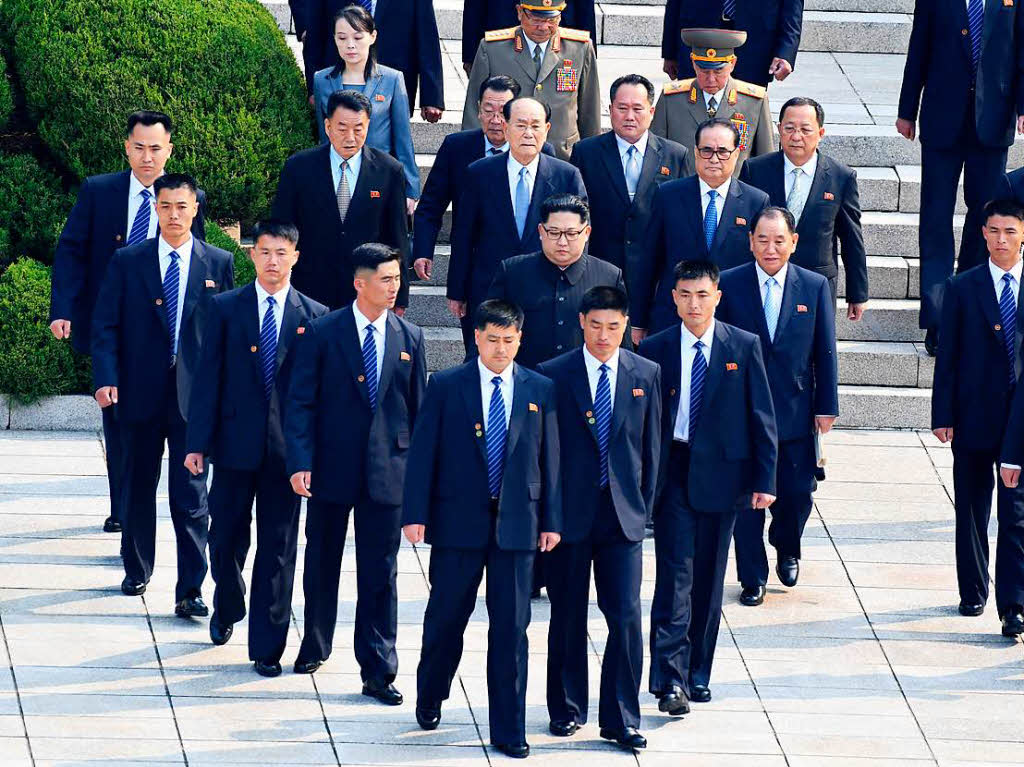 Als erster nordkoreanischer Fhrer seit dem Ende des Korea-Krieges vor 65 Jahren hat Kim Jong Un die Grenze nach Sdkorea berquert. Der Machthaber wurde an der Demarkationslinie im Grenzdorf Panmunjom von Sdkoreas Prsident Moon Jae In zu ihrem ersten Gipfeltreffen empfangen.