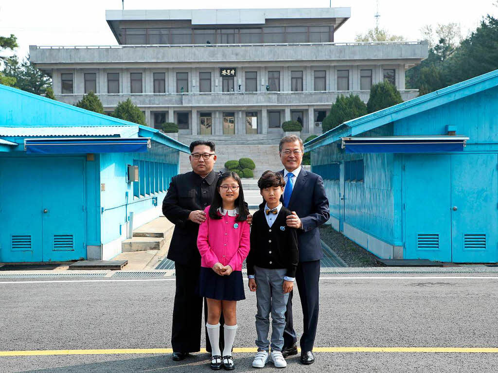 Als erster nordkoreanischer Fhrer seit dem Ende des Korea-Krieges vor 65 Jahren hat Kim Jong Un die Grenze nach Sdkorea berquert. Der Machthaber wurde an der Demarkationslinie im Grenzdorf Panmunjom von Sdkoreas Prsident Moon Jae In zu ihrem ersten Gipfeltreffen empfangen.