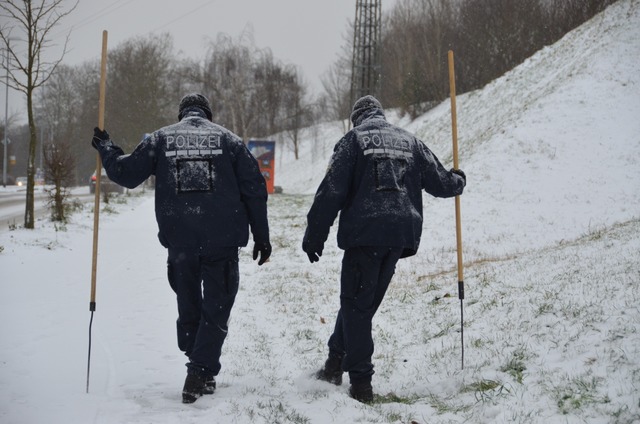 Spurensuche im Neuenburger Mordfall am 29. Dezember 2014  | Foto: Julia Jacob