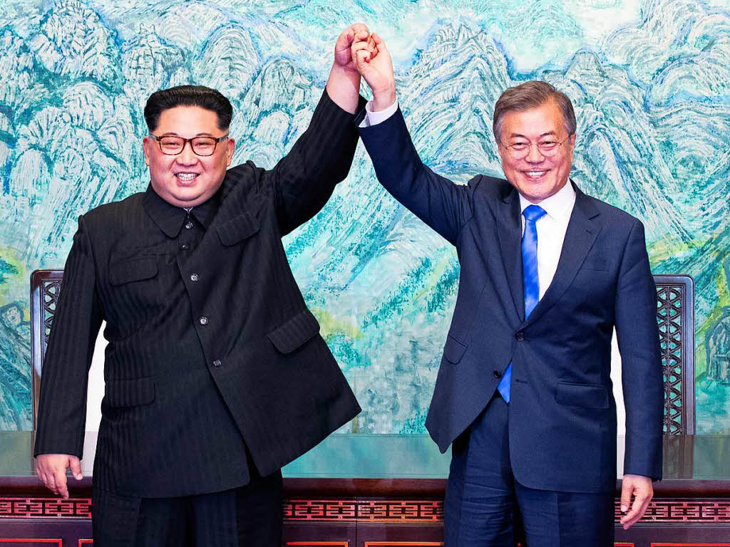 Als erster nordkoreanischer Fhrer seit dem Ende des Korea-Krieges vor 65 Jahren hat Kim Jong Un die Grenze nach Sdkorea berquert. Der Machthaber wurde an der Demarkationslinie im Grenzdorf Panmunjom von Sdkoreas Prsident Moon Jae In zu ihrem ersten Gipfeltreffen empfangen.