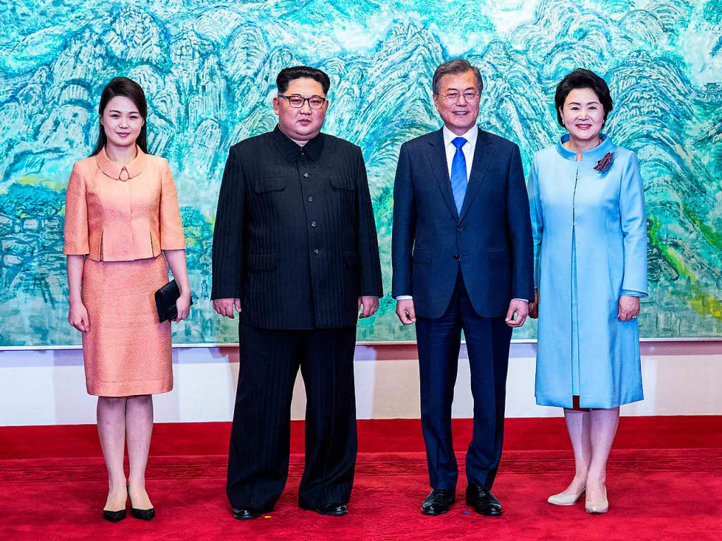 Als erster nordkoreanischer Fhrer seit dem Ende des Korea-Krieges vor 65 Jahren hat Kim Jong Un die Grenze nach Sdkorea berquert. Der Machthaber wurde an der Demarkationslinie im Grenzdorf Panmunjom von Sdkoreas Prsident Moon Jae In zu ihrem ersten Gipfeltreffen empfangen.