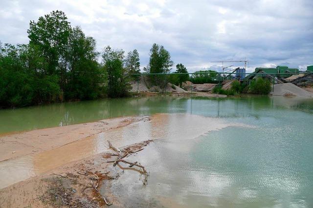 Teil des Baggersees der Firma Uhl wird zugeschttet