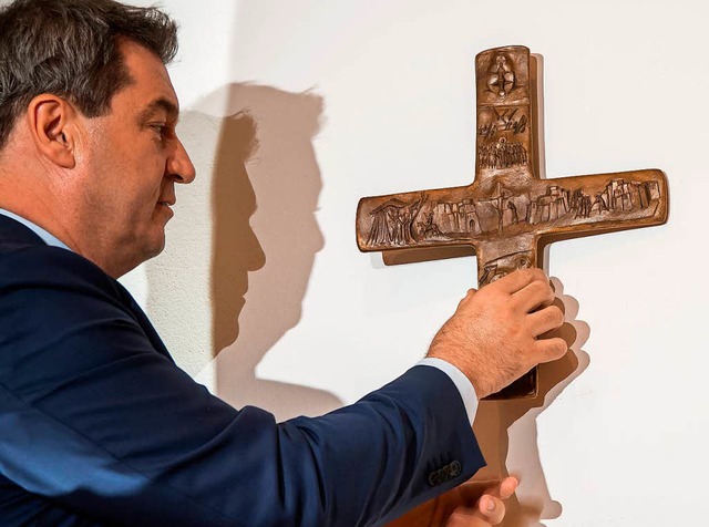 Markus Sder will im Kreuz ein Bekennt...soll es bald in allen Behrden hngen.  | Foto: Peter Kneffel