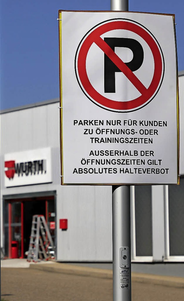 Ein Schild auf dem Kundenparkplatz von Wrth   | Foto: C. Breithaupt