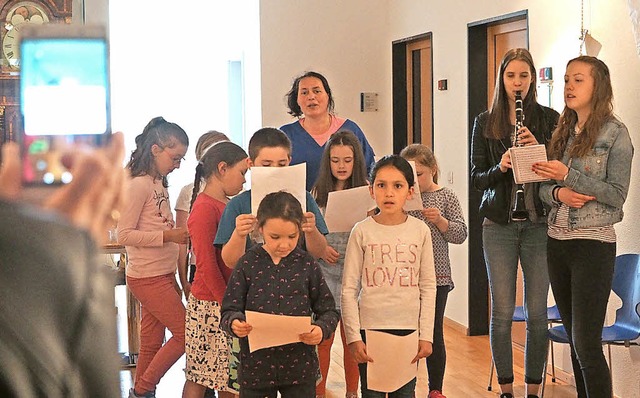Gefilmt werden die Kinder dabei, als s...ngstrumpf -Lied im Rathausflur singen.  | Foto: Susanne Gilg