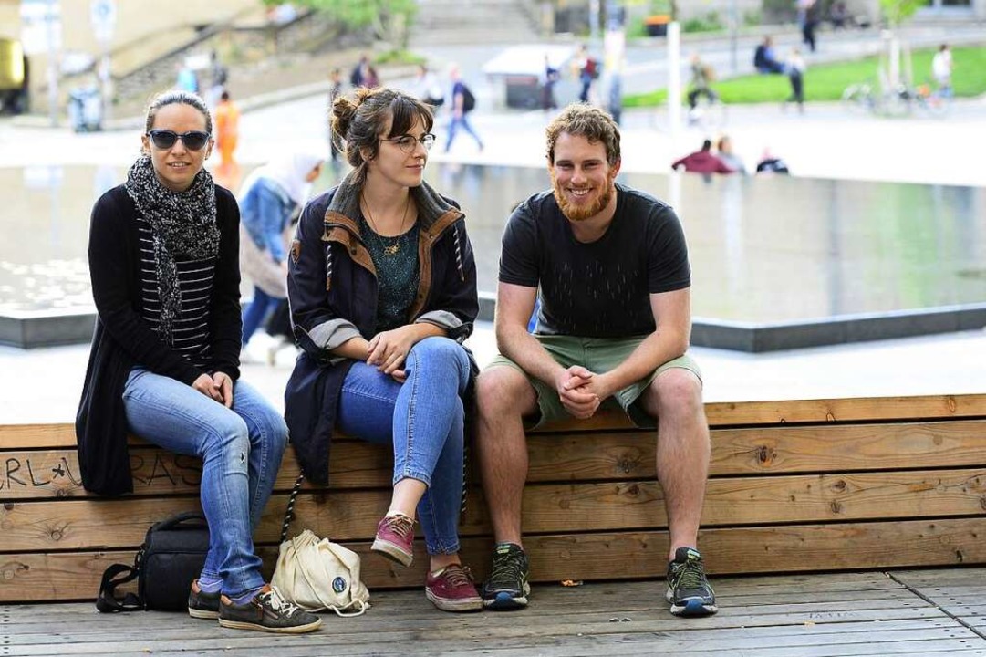 Auf dem Platz der Alten Synagoge sitzen jetzt wieder  viele junge Leute.  | Foto: Ingo Schneider