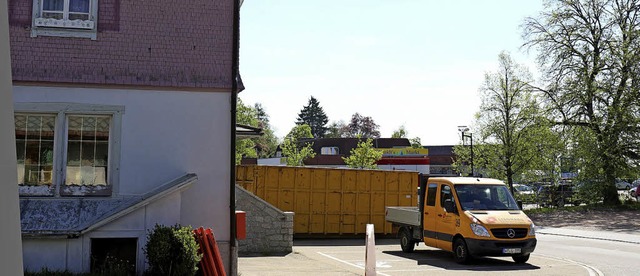 Die Container stehen schon parat: Bald... Abriss des Bonndorfer Hofs begonnen.   | Foto: Gudrun Deinzer