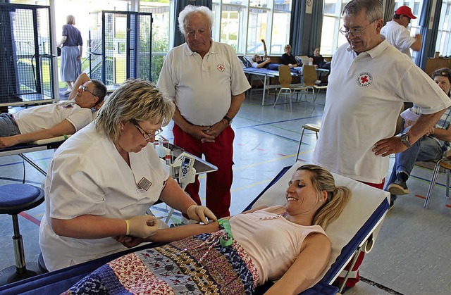 Petra Wehrle nimmt Erstspenderin Dorot...n bei der Merdinger Blutspende dabei.   | Foto: Mario Schneberg
