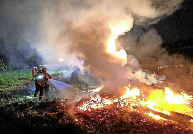 Bei Niederrotweil lschte die Feuerwehr einen in Brand gesetzten Holzhaufen.  | Foto: privat