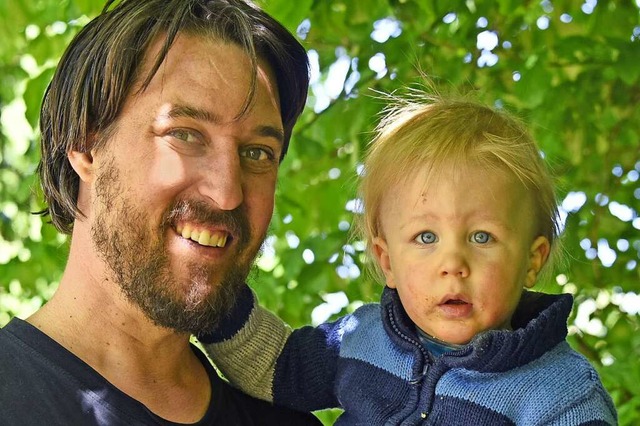 Roman Marten mit  Sohn Bence  am Freitagmittag im  Stadtgarten.  | Foto: Michael Bamberger