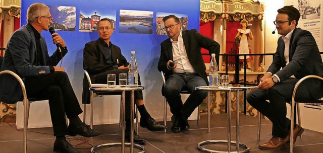 Jonas Hirt (r.) moderierte die Diskuss...er Zeitungen, auch frs Heimatgefhl.   | Foto: Sylvia Sredniawa