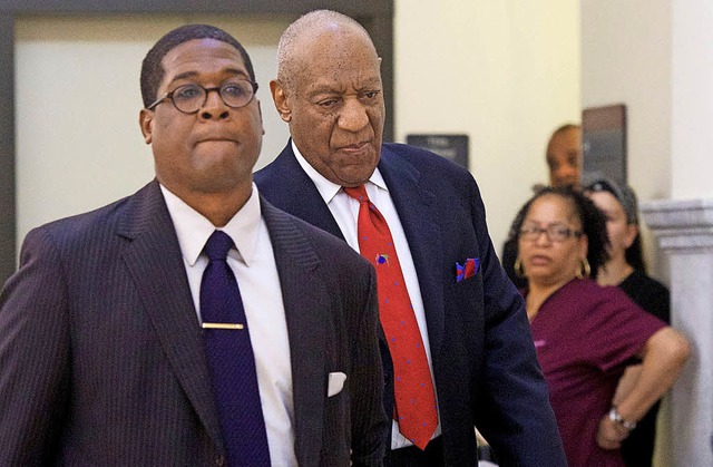 Bill Cosby (Mitte) verlsst nach dem Urteil den Gerichtssaal.   | Foto: AFP