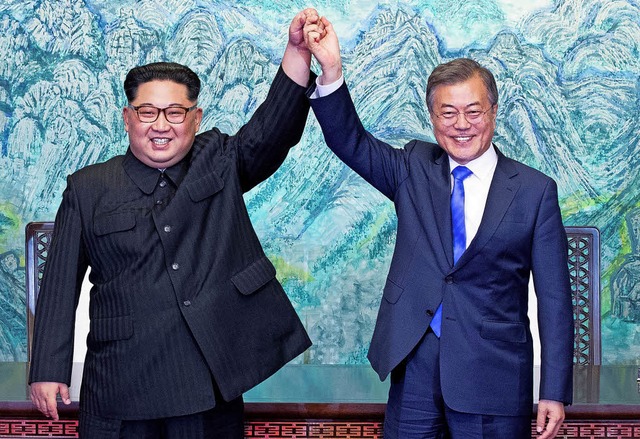 &#8222;Es gibt kein Zurck mehr&#8220;...oon Jae-in (rechts)  mit  Kim Jong-un.  | Foto: afp