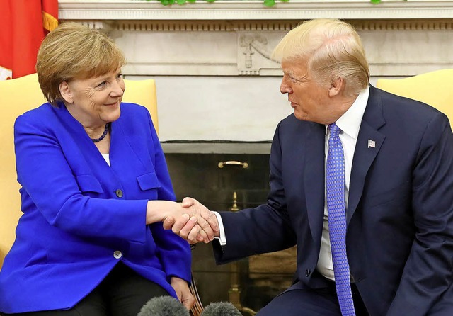 Demonstrativer Hndedruck im Weien Haus: Angela Merkel und Donald Trump   | Foto: dpa