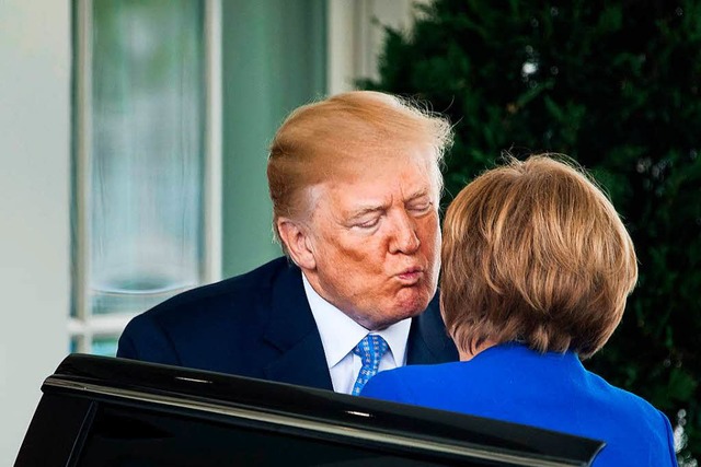 Kaum ist  Kanzlerin  Merkel dem Wagen ...sie von US-Prsident  Trump bestrmt.   | Foto: afp