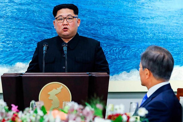 Nordkoreas Herrscher Kim Jong-un spric...as Prsident Moon Jae-in hrt ihm zu.   | Foto: AFP