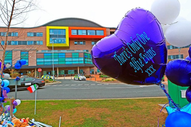 Luftballons vor dem Kinderkrankenhaus in Liverpool  | Foto: dpa