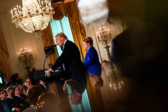 US-Prsident Trump und Bundeskanzlerin Angela Merkel bei einer Pressekonferenz  | Foto: AFP