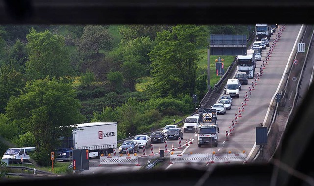 Autos verlassen an der Ausfahrt Pforzh...April um sechs Uhr am Morgen gesperrt.  | Foto: dpa