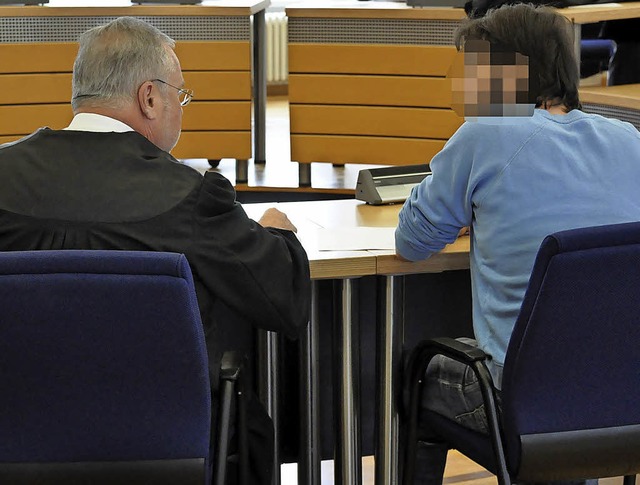 Strafverteidiger Dieter Grning und se...dem dritten Prozesstag am Donnerstag.   | Foto:  ras