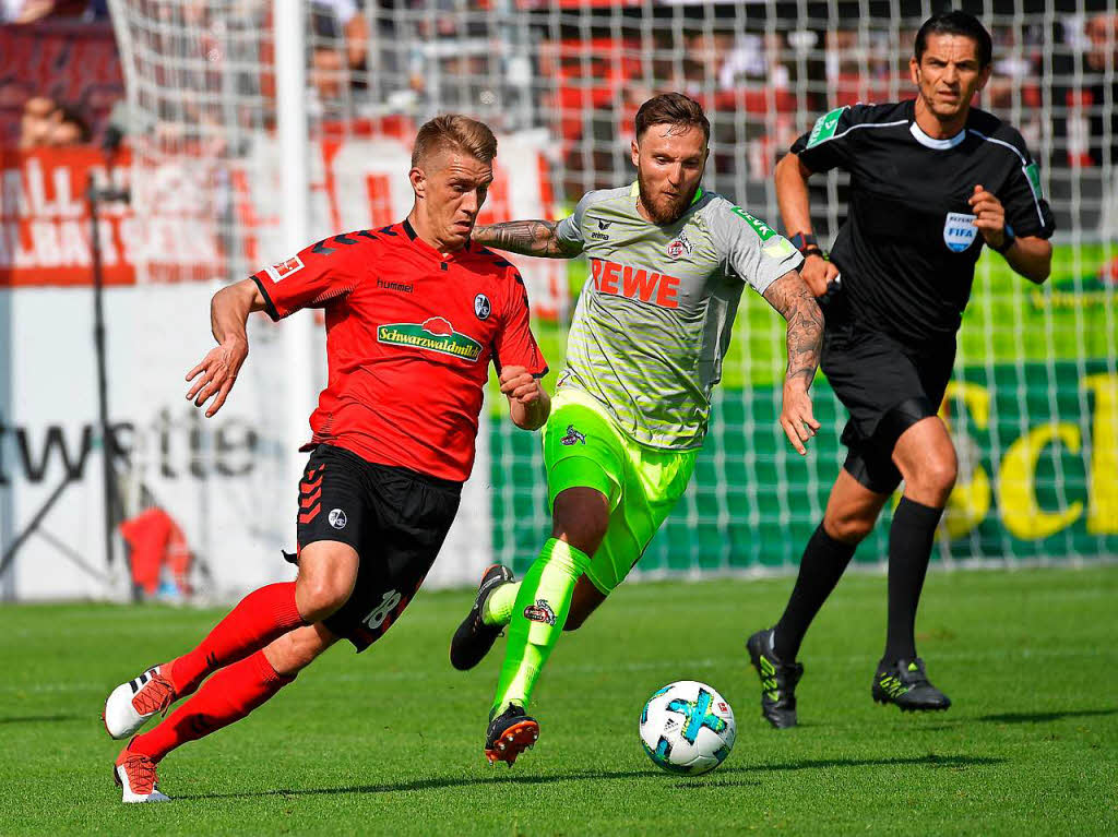 Nils Petersen hat den Ball fest im Fokus.