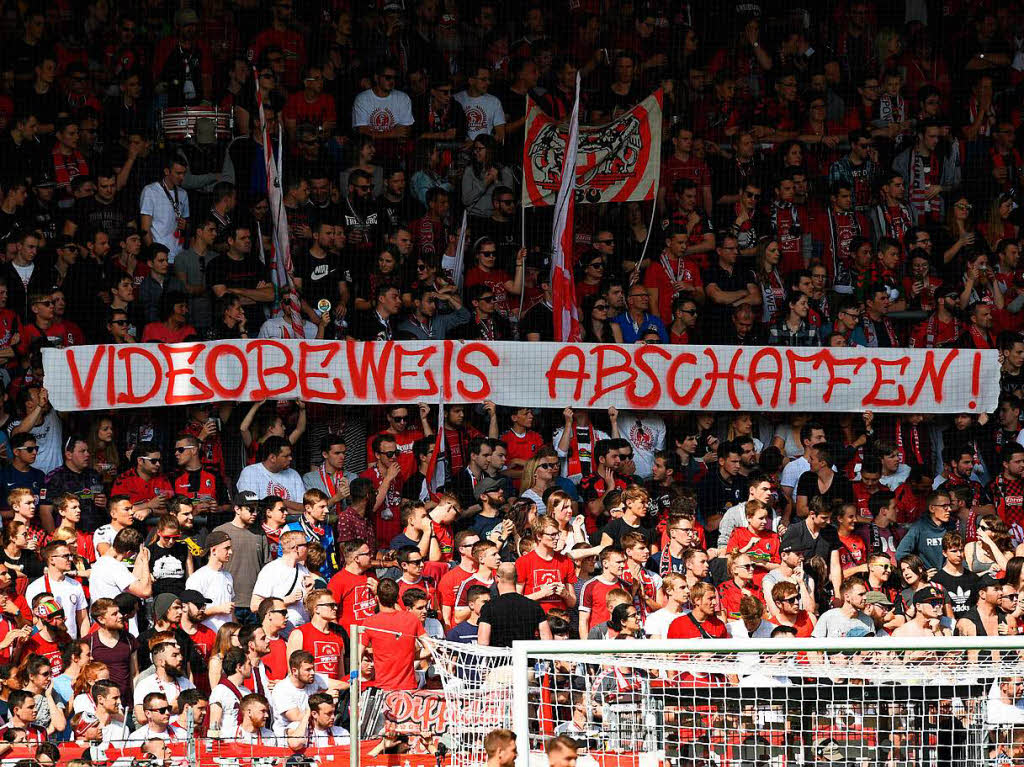 Die Fans des SC Freiburg zeigten kreative Banner zum Thema Videobeweis.