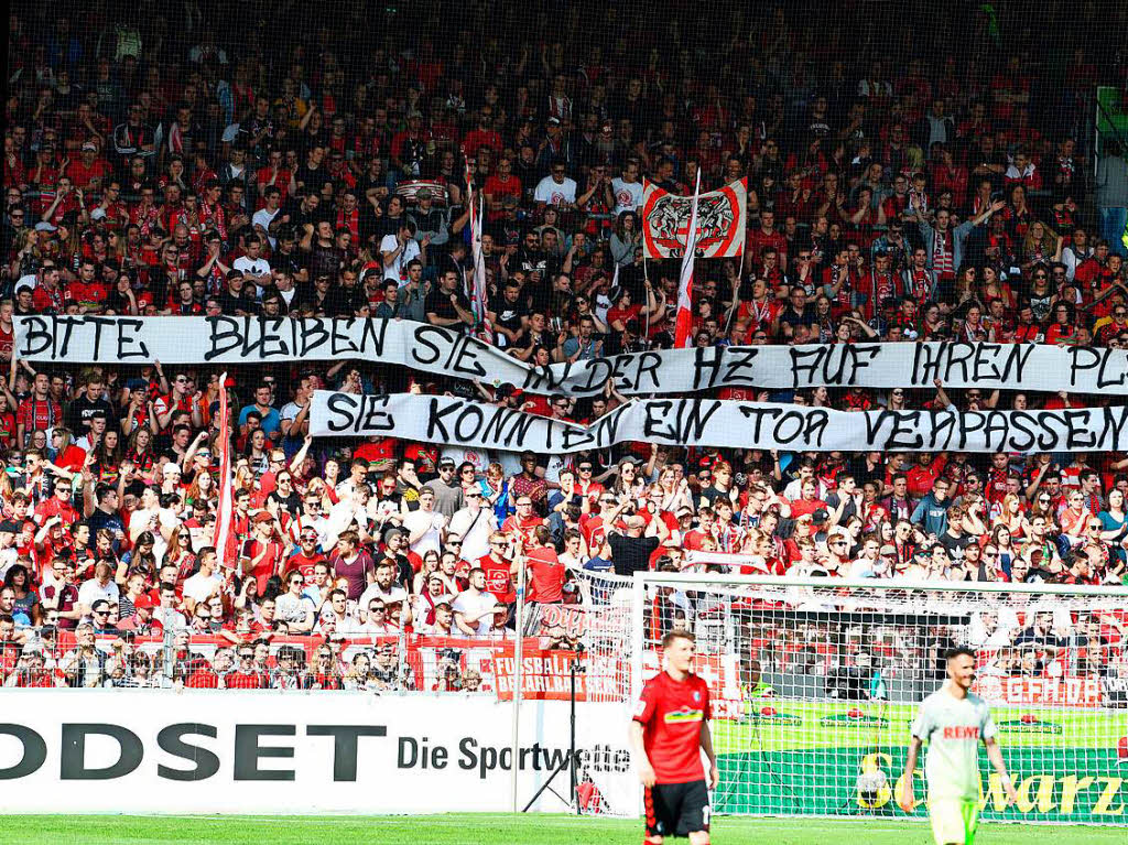 Die Fans des SC Freiburg zeigten kreative Banner zum Thema Videobeweis.