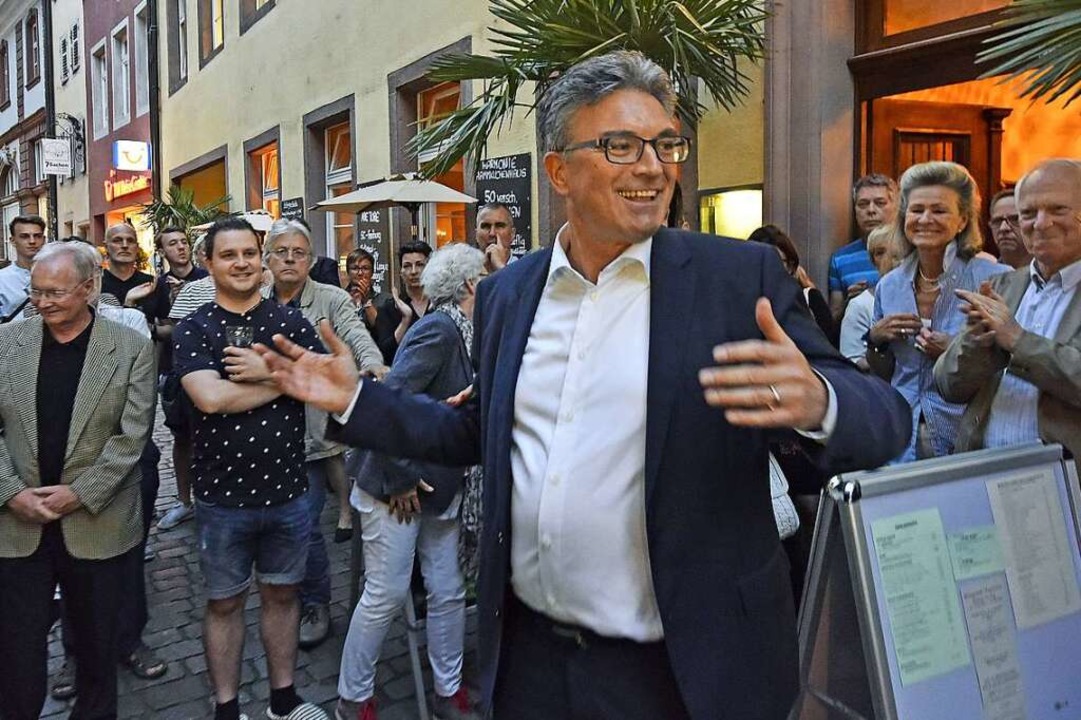 Salomon mit seinen Untersttzern am Abend des ersten Wahlgangs vor der Harmonie  | Foto: Michael Bamberger