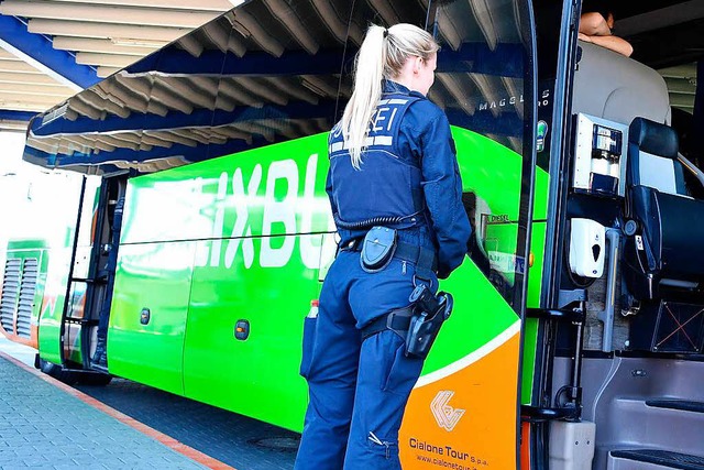 Eine Polizistin steht im Busbahnhof an...unden-Delikte und falsche Identitten.  | Foto: dpa