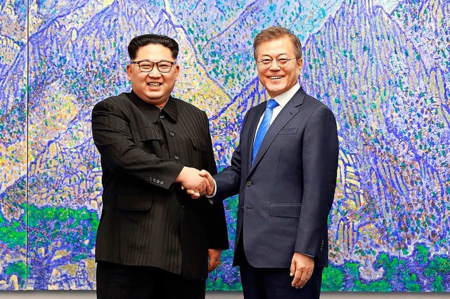 Kim Jong Un (l.) mit Sdkoreas Prsident Moon Jae-in.  | Foto: AFP