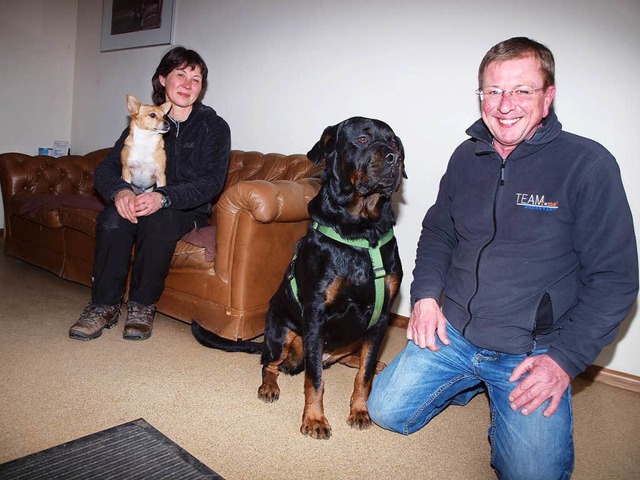 Petra und Thomas Bierer mit ihren Hunden   | Foto: Michael Haberer